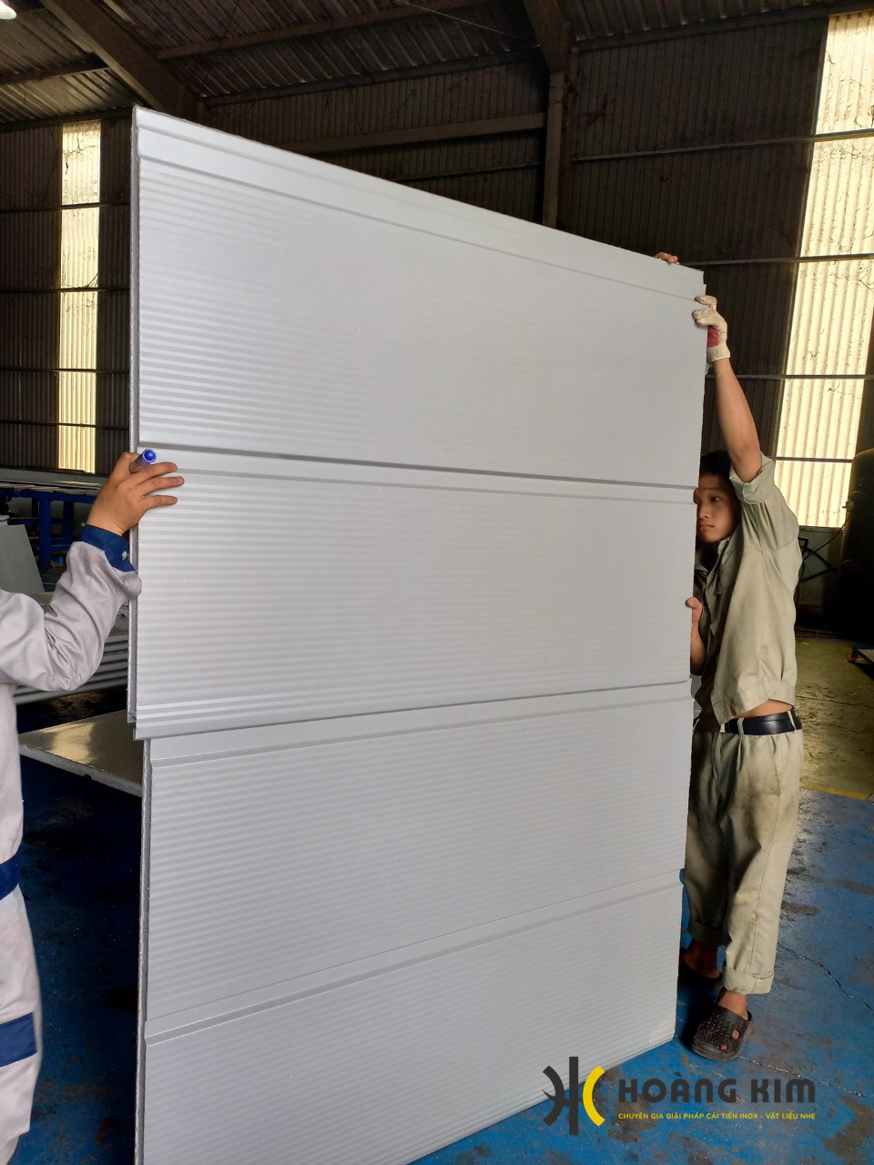 Panel vách ngoài thường có các đường gân
