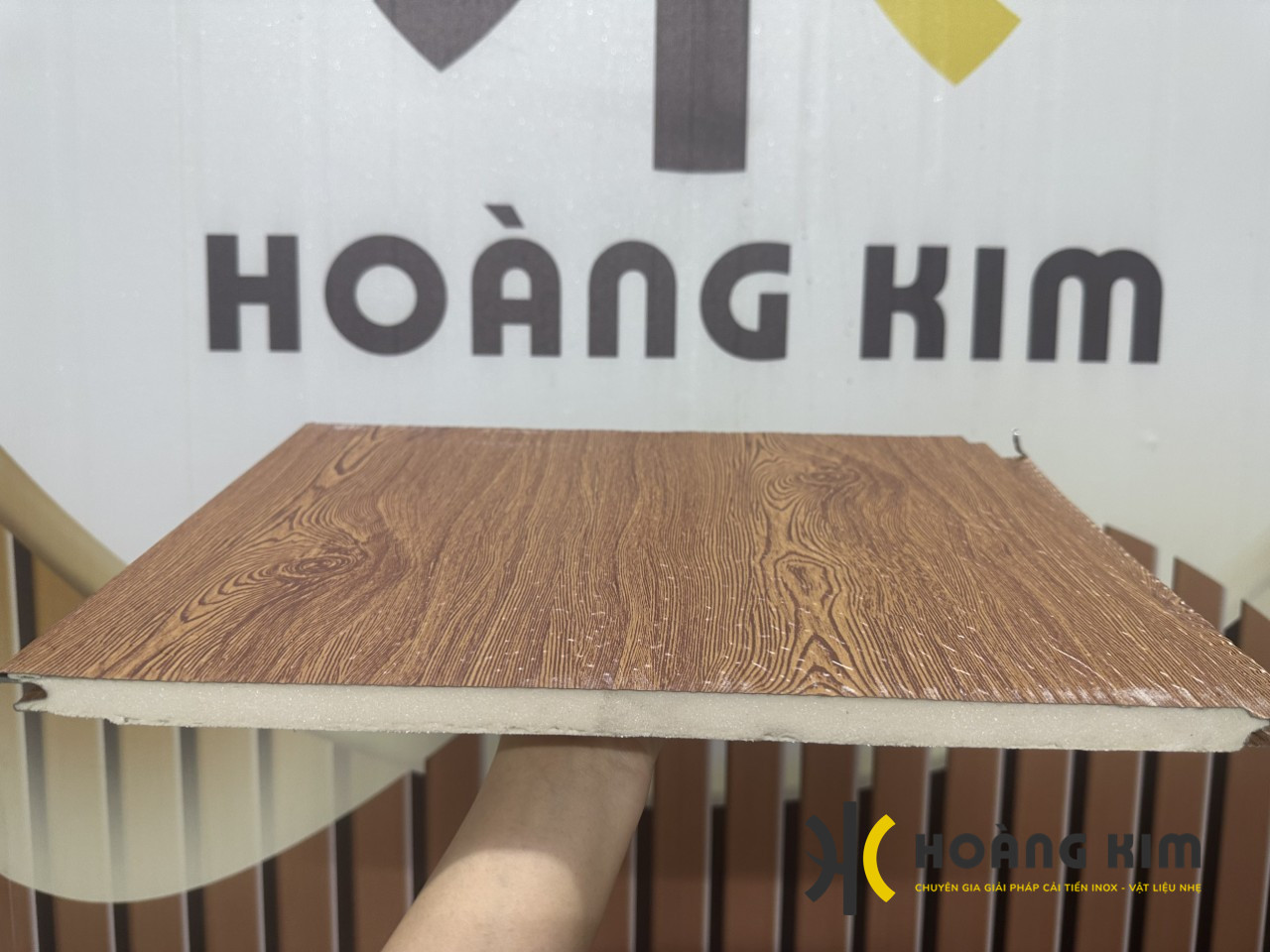 Vách panel PU -  loại tấm cách âm, cách nhiệt được sản xuất từ vật liệu polyurethane